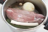 냄비에 물 1.2L, 대파, 양파, 생강, 마늘, 통후추를 넣고 핏물 제거한 아롱사태와 생강술(청주) 2 큰 술을 함께 넣어줍니다.