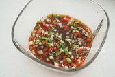 양조간장 3 큰 술, 황설탕 1 큰 술, 식초 1 큰 술, 간 마늘 1/2 큰 술, 연겨자 1/2 작은 술, 육수 3 큰 술을 볼에 넣고 섞은 뒤, 썰어둔 야채를 넣어 완성합니다.