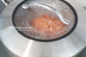 삶고 다리 모양을 잡은 뒤 뚜껑을 덮고 삶아주었습니다.