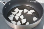 냄비에 물 2컵 정도를 부은 뒤 무를 넣어줍니다.