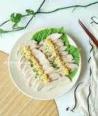 항정살수육과 보쌈소스를 그릇에 담고, 쪽파와 검은깨로 마무리해 색감을 더합니다. 양파와 소금을 활용한 저수분 조리법으로 재료 본연의 깊은 맛과 향긋함이 어우러진 별미입니다.