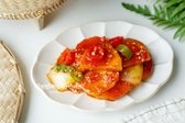 매운 감자조림은 고추장 양념과 통깨를 뿌려 맛있게 마무리하며, 밥과 함께 비벼 먹으면 매콤하고 달콤한 맛이 잘 어우러집니다. 푸짐하고 맛있는 밥반찬으로 즐기기에 딱 좋아요.