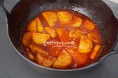 끓어오르면 중불로 낮추어 익혀줍니다.