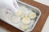 넓은 볼에 부침가루 3~4 큰 술을 뿌리고 밑간해 둔 애호박에 부침가루 옷을 입혀줍니다.