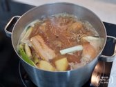 끓는 육수에 고기를 넣고 뚜껑을 덮어 중강불에서 40분간 삶습니다.