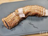 삶은 고기를 3분간 식힌 후 썰어내면 윤기 있고 예쁜 모양의 수육이 완성됩니다.