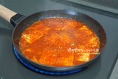 만든 양념장을 팬에 넣고 바글바글 끓이며 두부에 간이 배도록 자작하게 졸입니다.