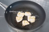 팬에 닭가슴살을 올려 앞뒤로 노릇하게 구워줍니다. 구운 닭가슴살은 속 재료와 잘 어우러지도록 잘게 다져줍니다.