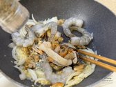 해물을 넣고 후추와 화이트와인 30cc를 부어 비린내를 잡아주세요. 화이트와인이 없다면 맛술을 조금 넣거나 생략해도 괜찮습니다. 새우가 반쯤 익을 때까지 볶아주세요.