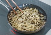 버섯이 익어 숨이 죽으면 삶은 파스타면과 트러플소스 2 큰 술을 넣고, 농도에 따라 면수를 가감해줍니다. 재료가 잘 어우러지도록 버무린 뒤 오일과 면수로 촉촉하게 조절해주세요.