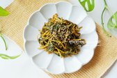 가죽나물은 독특한 향이 강하지만 데쳐서 양념에 무치면 매력적인 맛을 느낄 수 있습니다. 봄철에 맛보는 별미로, 시댁에서도 자주 즐기는 전통적인 맛입니다.