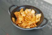 팬에 식용유 약간 두르고 양파를 먼저 볶다가 김치를 넣고 같이 볶아줍니다. 양파가 투명해질 정도로 중불로 볶아줍니다.