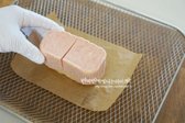 에어프라이어 트레이에 구워지면서 치즈가 녹아 흐를 수 있기 때문에 종이호일을 깔고 그 위에 햄을 올려줍니다.