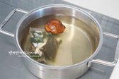 육수를 만들어 줍니다. 냄비에 물 1.5L를 붓고 다시팩과 건표고 1개를 넣어 5분간 우려줍니다.육수팩 대신 멸치 10마리, 디포리 2~3마리, 홍새우 6마리, 다시마 1장, 건표고 2개, 대파 1대, 무 100g, 양파 1/2개, 통마늘 6알을 넣어 끓입니다.