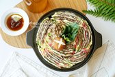 밀푀유나베는 육수와 재료, 소스를 준비한 후 보글보글 끓여 먹으면 완성됩니다. 간단하면서도 근사한 전골 요리로, 배추, 깻잎, 소고기가 진한 육수와 어우러져 깔끔하고 담백한 맛을 즐길 수 있습니다.