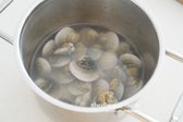 스테인리스 냄비에 잠길 정도로 물 500ml 정도 붓고 소금 1 큰 술 듬뿍 넣고 녹인 뒤 서너 번 흐르는 물에 씻은 조개를 넣어줍니다.