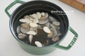 냄비에 모시조개와 물을 대략 600ml 정도 붓고 다시마 2조각, 편마늘을 넣어줍니다.