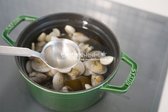 생강술(청주) 2/3 큰 술을 넣고 센 불로 먼저 끓여줍니다.