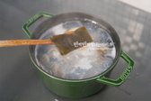 끓어오르면 중간 센 불로 낮추고 다시마는 건져내 줍니다.
