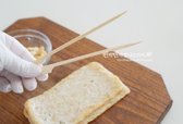 꼬치어묵을 만들기 위해 시중에서 쉽게 구할 수 있는 나무꼬치를 준비해주세요.