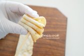 어묵을 반으로 잘라 꼬불하게 접은 뒤 나무꼬치에 끼워주세요.