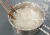 끓는 물에 우동면을 넣어 1~2분 삶아준 뒤, 자연스럽게 풀리면 젓가락으로 저어줍니다.
