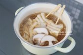 재료가 끓으면 오뎅, 유부, 표고버섯을 넣고 익혀줍니다.