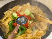 대파와 고추도 넣고, 멸치육수의 비린내를 없애기 위해 맛술 1T를 추가합니다.