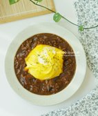 하이라이스는 고소한 달걀을 곁들여 밥과 함께 비벼 먹으면 맛있는 일본 가정식입니다. 소고기를 듬뿍 넣어 부드럽고 고소한 풍미를 더한 든든한 한 끼로 즐길 수 있습니다.