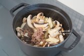 양송이버섯과 감자도 넣고 가볍게 볶아줍니다.