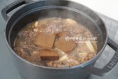 감자가 익으면 고체 소스를 넣어줍니다. 한 번에 넣지 않고 양을 조절하여 반 정도(80g) 넣어주었습니다. 시판용 토마토 소스 1 큰 술 넣었으나 취향에 따라 생략 가능합니다.