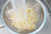 삶은 콩나물은 찬물에 헹궈 식힌 뒤 물기를 제거해 아삭한 식감을 유지합니다.