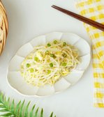 아삭하고 고소한 하얀 콩나물무침이 완성되어 반찬으로 제격이며, 누구나 쉽게 만들 수 있습니다.