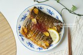 삼치에 전분 가루를 입혀 구운 후, 달콤짭조름한 소스에 졸여 간이 잘 스며들게 만들어 밥 위에 올려 먹으면 맛있습니다. 두툼한 생선살과 고소한 맛이 어우러져 아이와 어른 모두 좋아하는 조림 요리입니다.