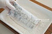 전분 가루를 앞뒤로 골고루 발라 뭉치지 않게 살살 털어줍니다.