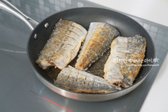 달군 팬에 식용유 자작하게 두르고 전분 가루 옷을 입힌 삼치를 앞뒤로 노릇하게 중불에서 구워 그릇에 담아둡니다.