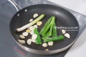 팬에 식용유 1 큰 술 정도 두른 뒤 대파, 마늘, 생강을 노릇하게 구워줍니다.