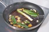 채소가 구워지면 진간장 4 큰 술, 맛술 4 큰 술, 물 4 큰 술, 황설탕 1½ 큰 술, 조청 또는 물엿 2 큰 술 듬뿍 넣어 끓어 줍니다.