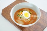 소면 위에 열무와 준비한 고명을 올려주세요.