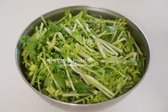 물 1.8L와 천일염 1컵을 섞어 소금물을 만들고, 열무를 넣어 30분간 절입니다.