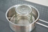 보관할 유리병은 열탕소독한 뒤 물기를 건조해줍니다.