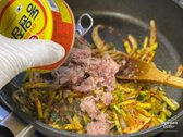 참치를 넣고 물 50cc도 함께 부어주세요. 간이 부족한 듯하면 진간장 0.5 큰 술을 추가합니다.