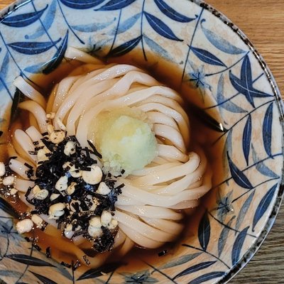 우동카덴의 진한 국물과 쫄깃한 생면의 조화, 붓카케 냉우동