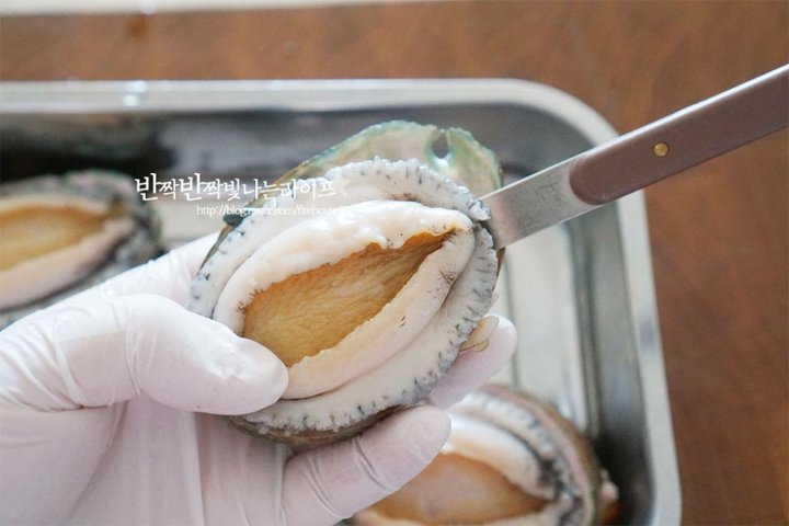고소한 전복버터구이 레시피 2인분 25분 완성 평점 4.7점(25) 레시피 이미지 - 3