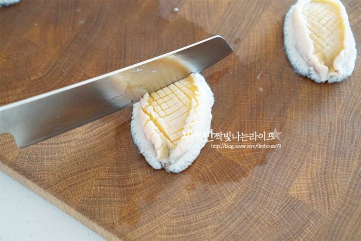 고소한 전복버터구이 레시피 2인분 25분 완성 평점 4.7점(25) 레시피 이미지 - 7