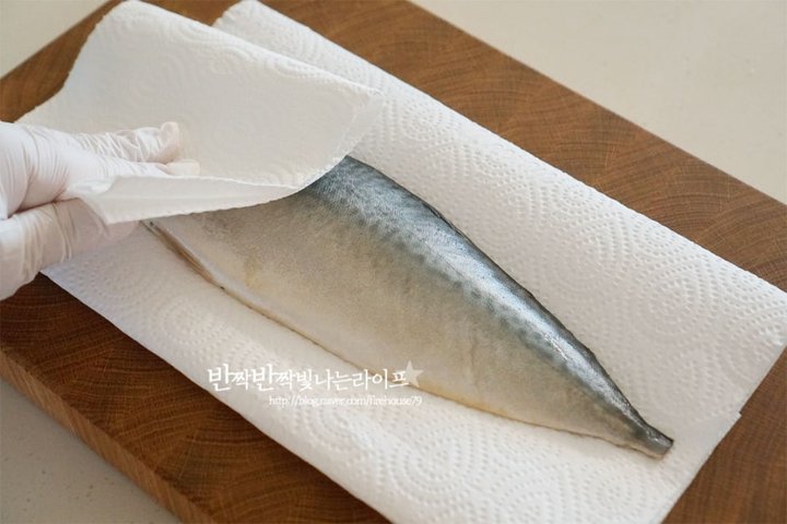 바삭한 고등어구이 레시피 2인분 30분 완성 평점 4.8점(49) 레시피 이미지 - 4