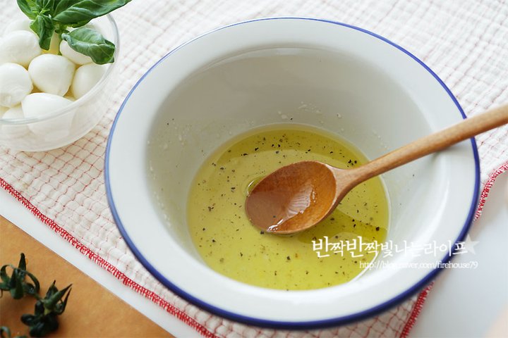 입맛을 돋워주는 토마토샐러드 레시피 2인분 15분 완성 평점 5.0점(48) 레시피 이미지 - 3