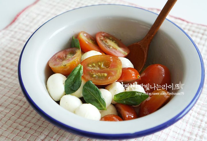 입맛을 돋워주는 토마토샐러드 레시피 2인분 15분 완성 평점 5.0점(48) 레시피 이미지 - 4