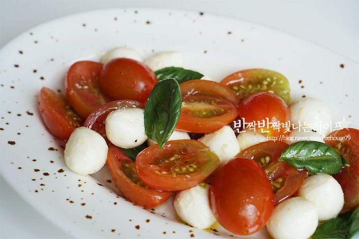 입맛을 돋워주는 토마토샐러드 레시피 2인분 15분 완성 평점 5.0점(48) 레시피 이미지 - 5