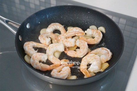 향긋한 감칠맛의 바질페스토 파스타 레시피 1인분 40분 완성 평점 4.9점(66) 레시피 이미지 - 6